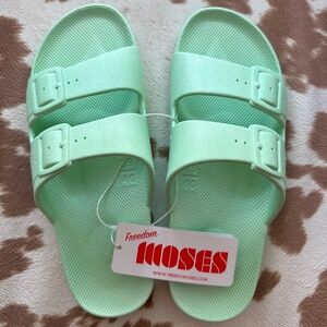 NWT Freedom Moses Two Band Slide Mint 9/10